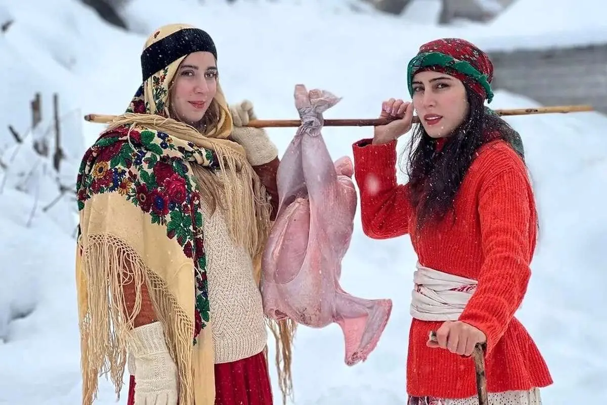(ویدئو) پخت تماشایی بوقلمون با سبزی در یک روستای کوهستانی و برفی در ایران!