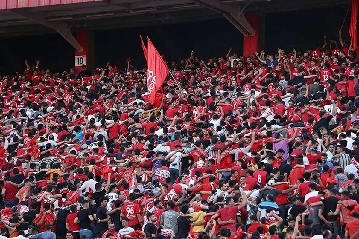 (ویدیو) شکستن شیشه جایگاه خبرنگاران در بازی تراکتور -شارجه