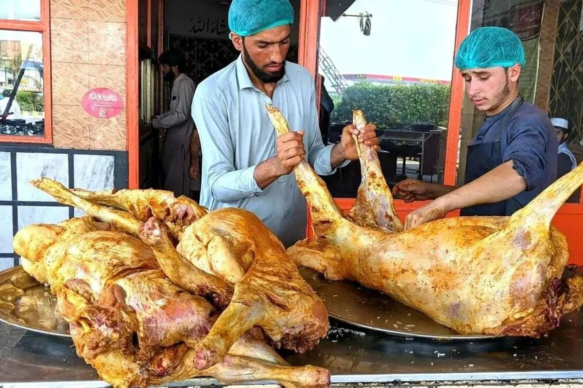 (ویدئو) کباب متفاوت ۴ گوسفند شکم پر در رستوران مشهور پاکستانی