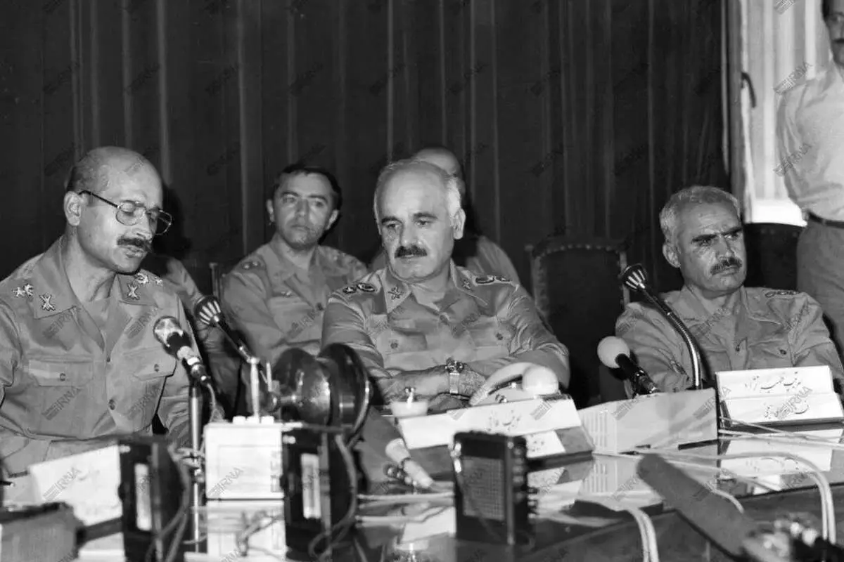 عکسی دیده نشده از فرماندهان بلندپایه ارتش بعد از یک عزل تاریخی