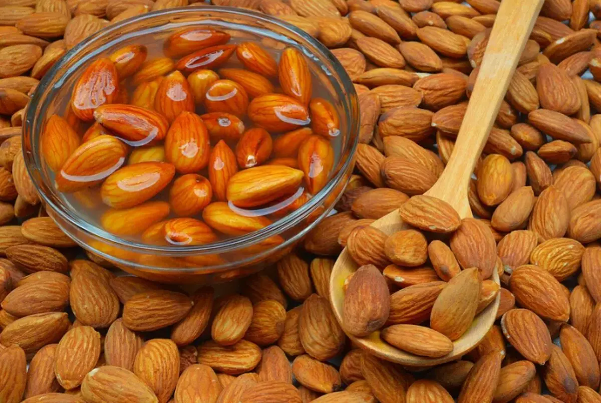 روزی ۴ عدد بادام خیس شده بخورید