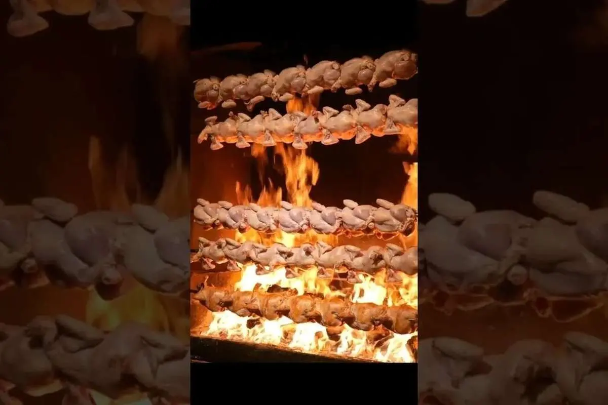 (ویدئو) بهترین مرغ کبابی سئول را این فروشنده خیابانی آماده می کند