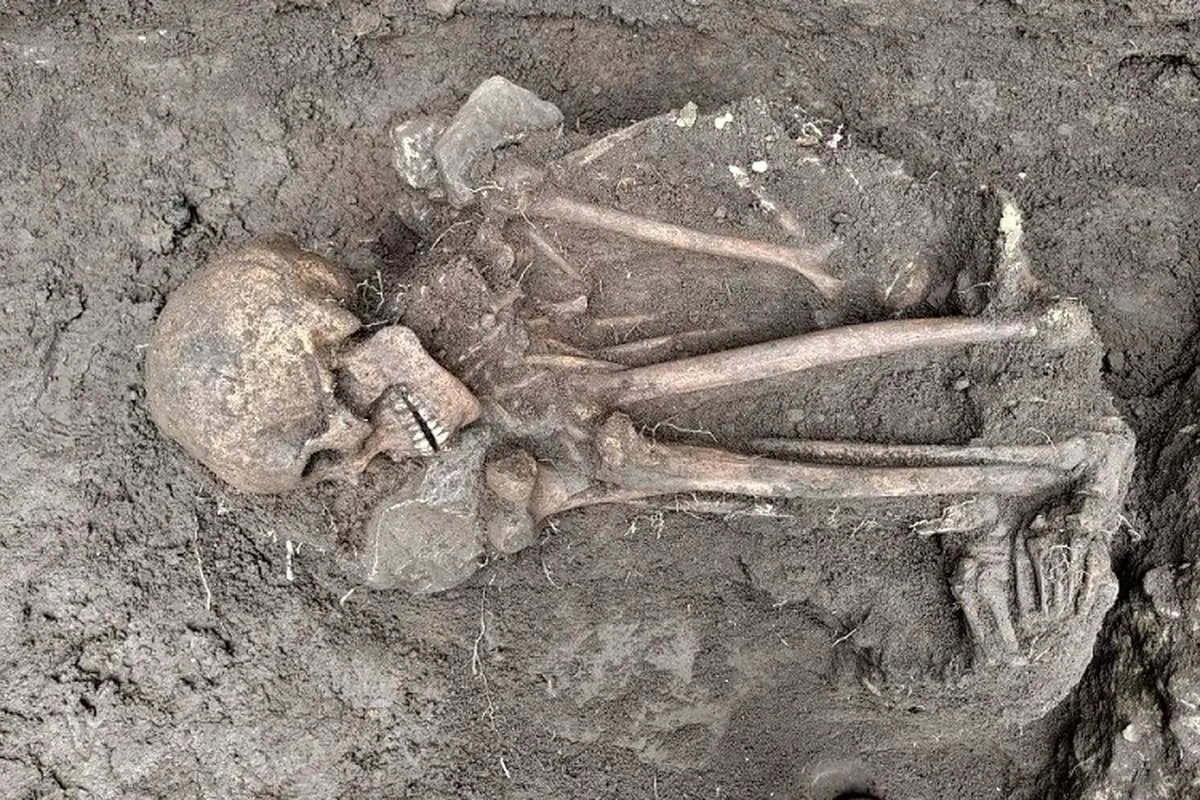 بارش شدید باران مقبرۀ هزارساله را آشکار کرد