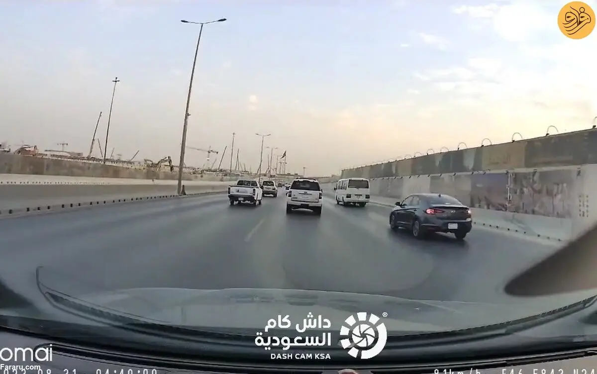 (ویدئو) برخورد شدید خودروی سواری با مینی‌بوس در ریاض