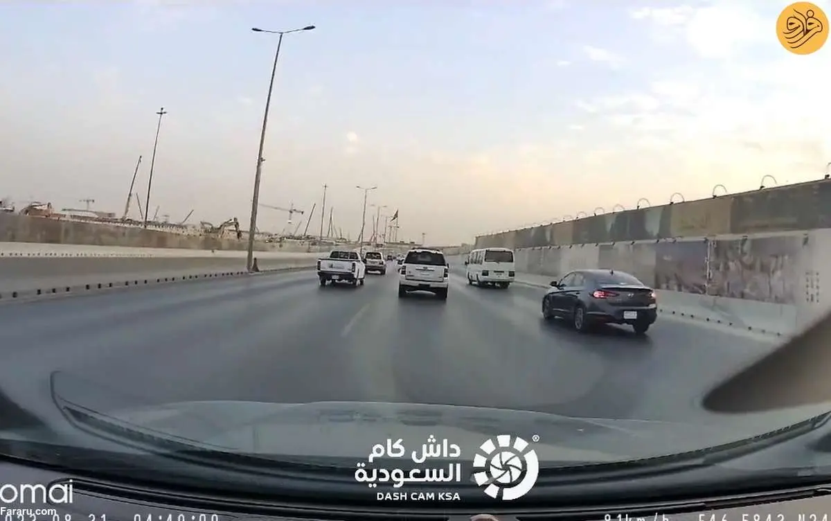 (ویدئو) برخورد شدید خودروی سواری با مینیبوس در ریاض