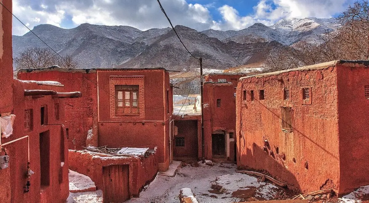 سرخ‌ترین روستای ایران؛ لباس سنتی زنان این روستا ثبت ملی شده است