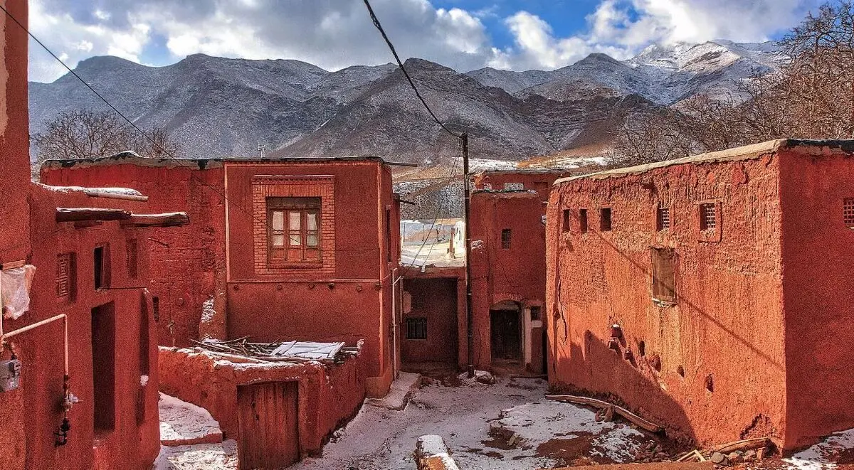 سرخ‌ترین روستای ایران؛ لباس سنتی زنان این روستا ثبت ملی شده است