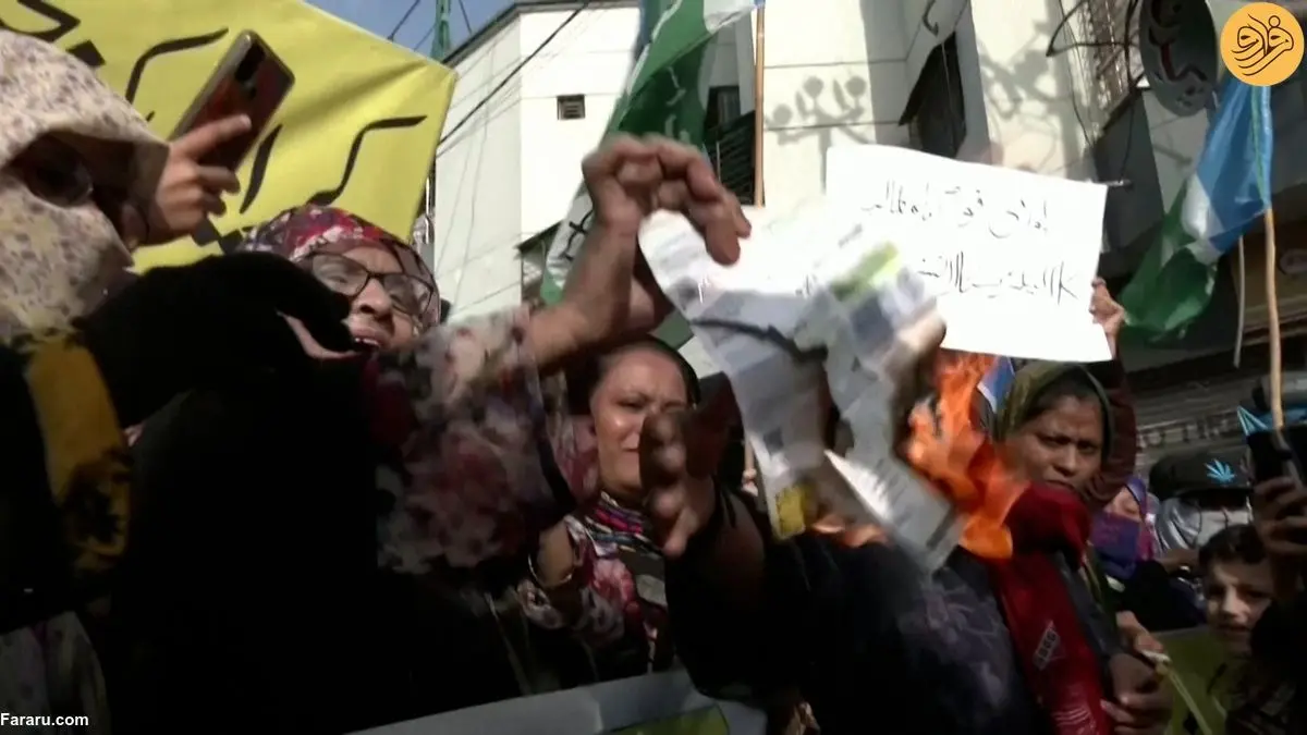 (ویدئو) زنان خشمگین پاکستانی قبوض برق را آتش زدند
