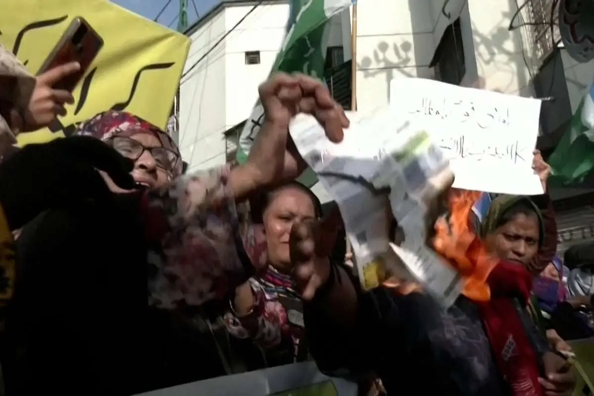 (ویدئو) زنان خشمگین پاکستانی قبوض برق را آتش زدند