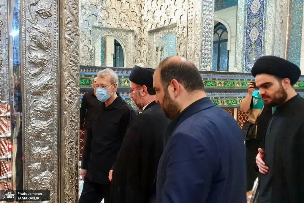 (عکس) علی لاریجانی در حال خدمات‌ رسانی به زائران اربعین