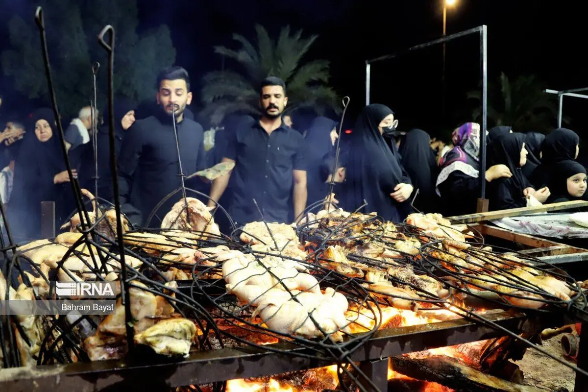 (تصاویر) پیاده‌روی شبانه زائران اربعین