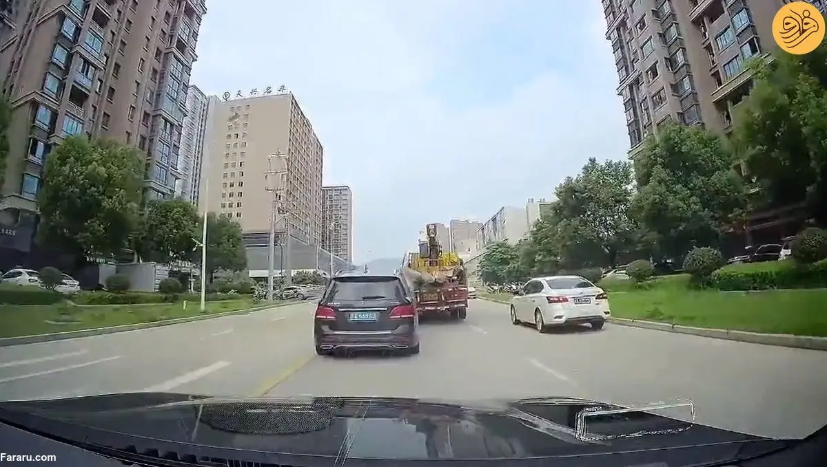 (ویدئو) خطر مرگ از بیخ گوش راننده شاسی‌بلند گذشت