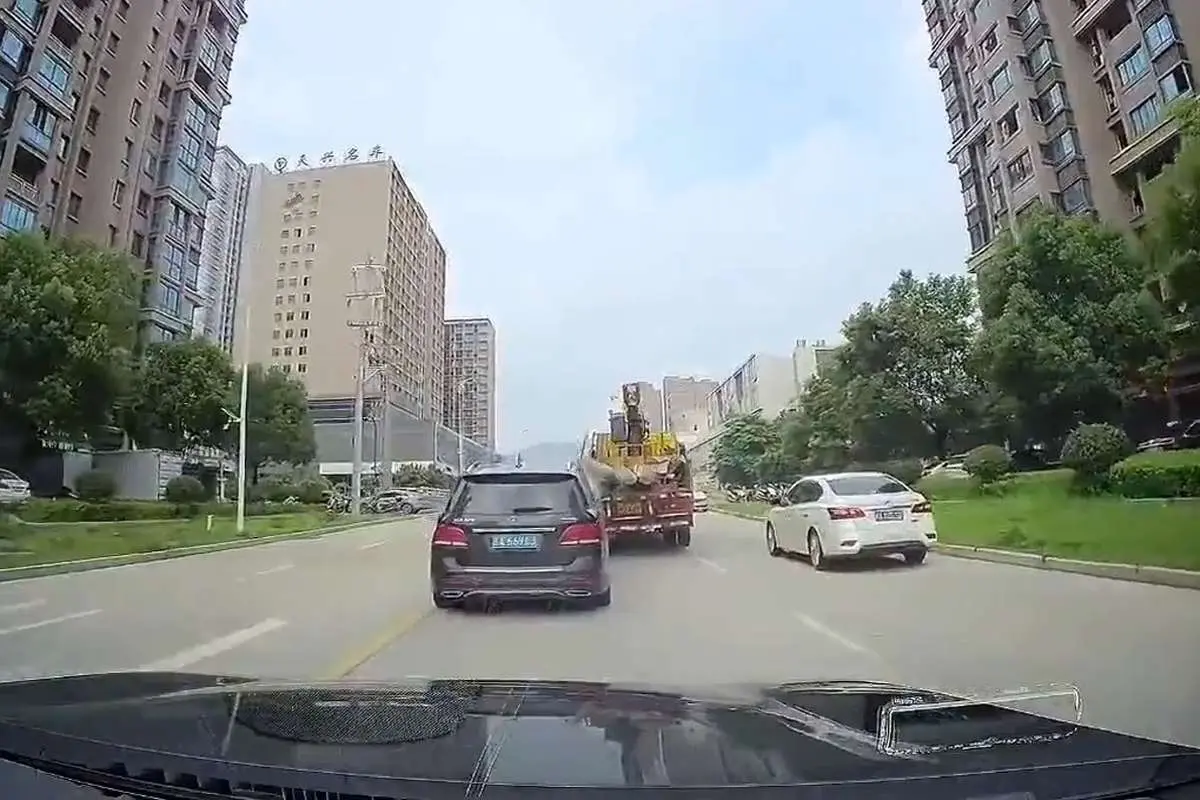 (ویدئو) خطر مرگ از بیخ گوش راننده شاسی‌بلند گذشت