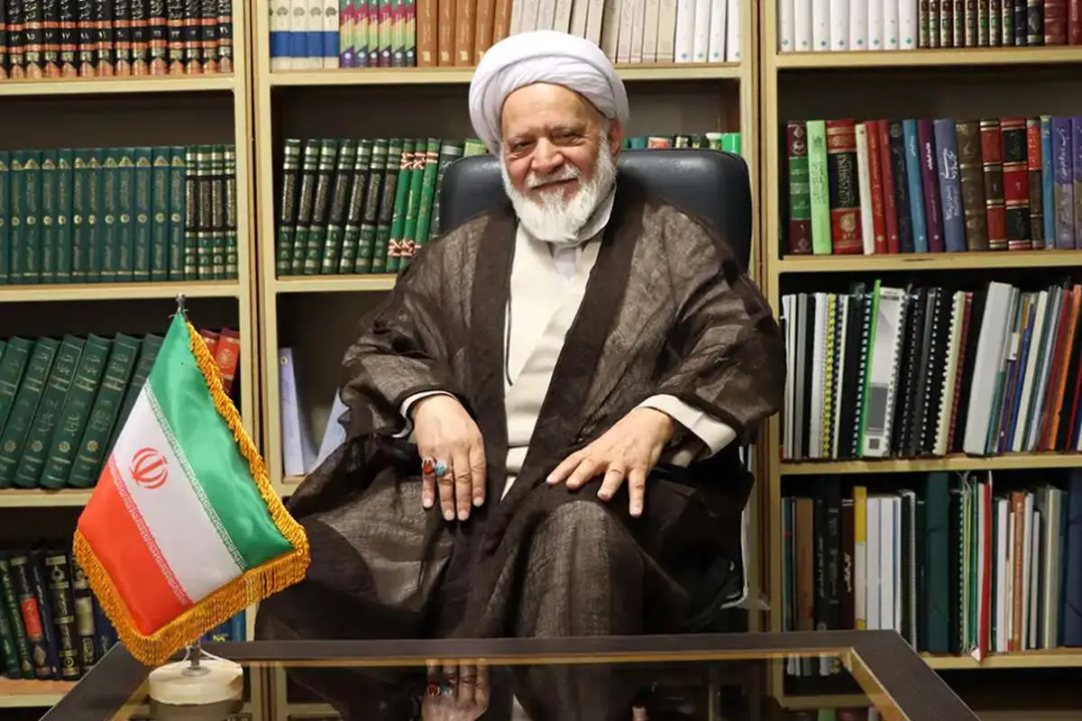عضو مجمع: بازار آزاد ارز را به رسمیت نمیشناسم/ دلار برای ما چیزی جز دردسر نیست!