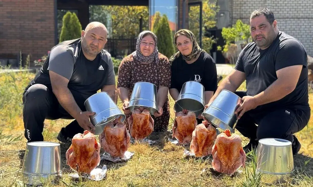 (ویدئو) پخت مرغ بریانی زیر سطل فلزی و با آتش کاه به سبک روسی