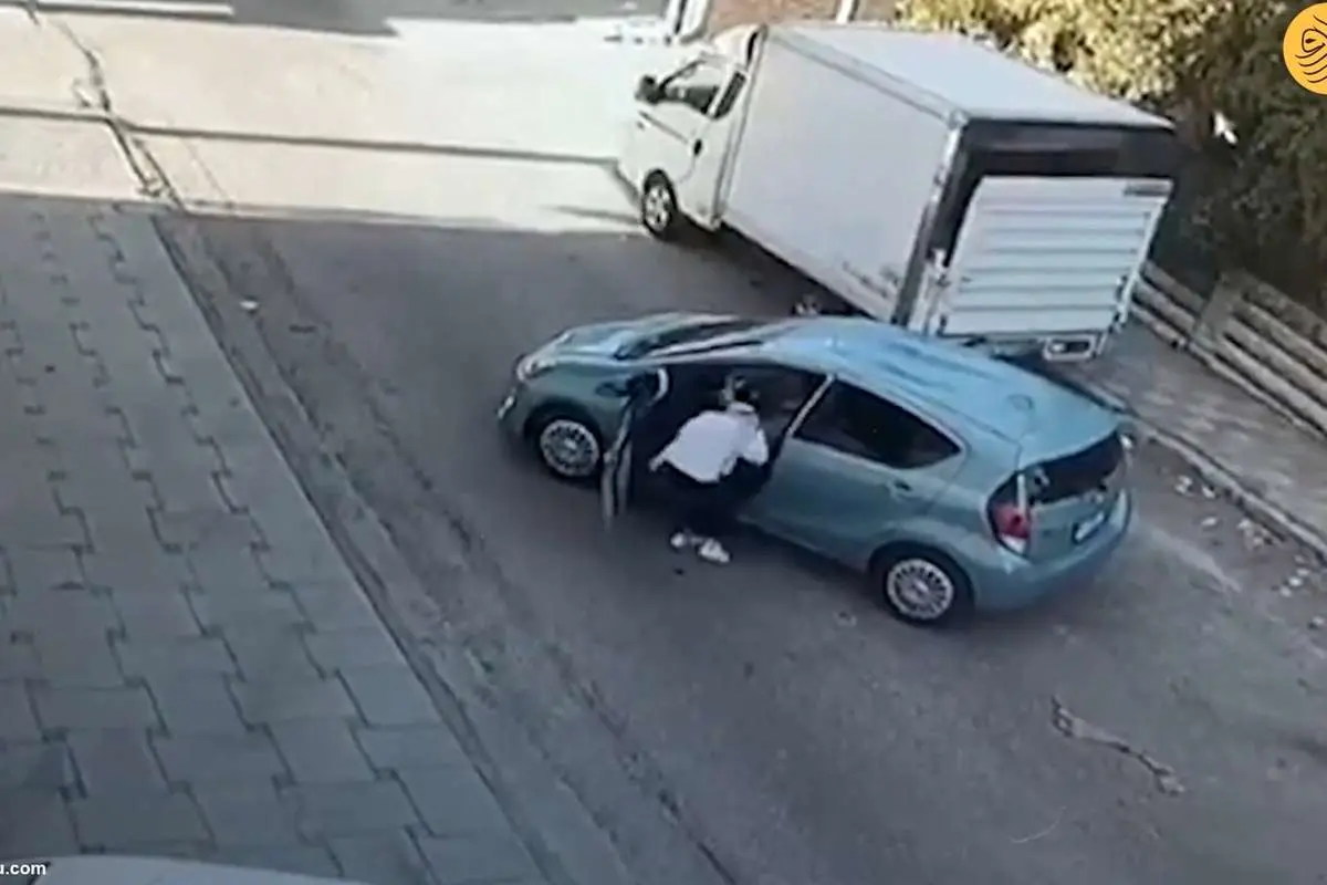(ویدئو) سرقت خشونتبار خودروی یک زن هنگام پارک کردن