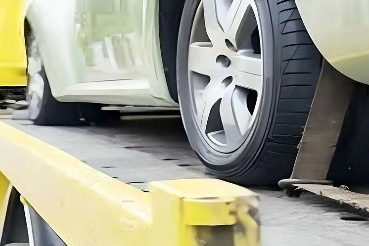 (ویدئو) جرثقیل راننده بدهکار را در پمپ بنزین غافلگیر کرد