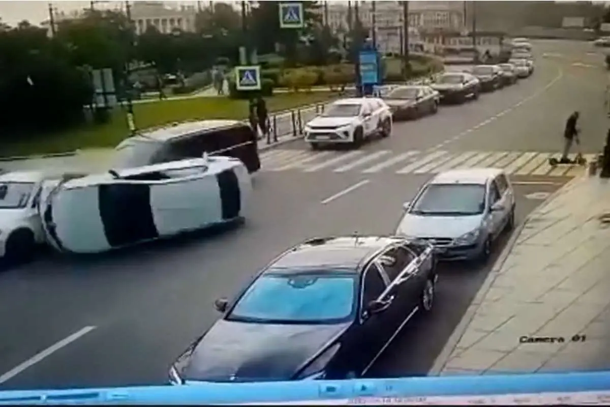 (ویدئو) اسکوترسوار باعث واژگونی یک خودرو شد
