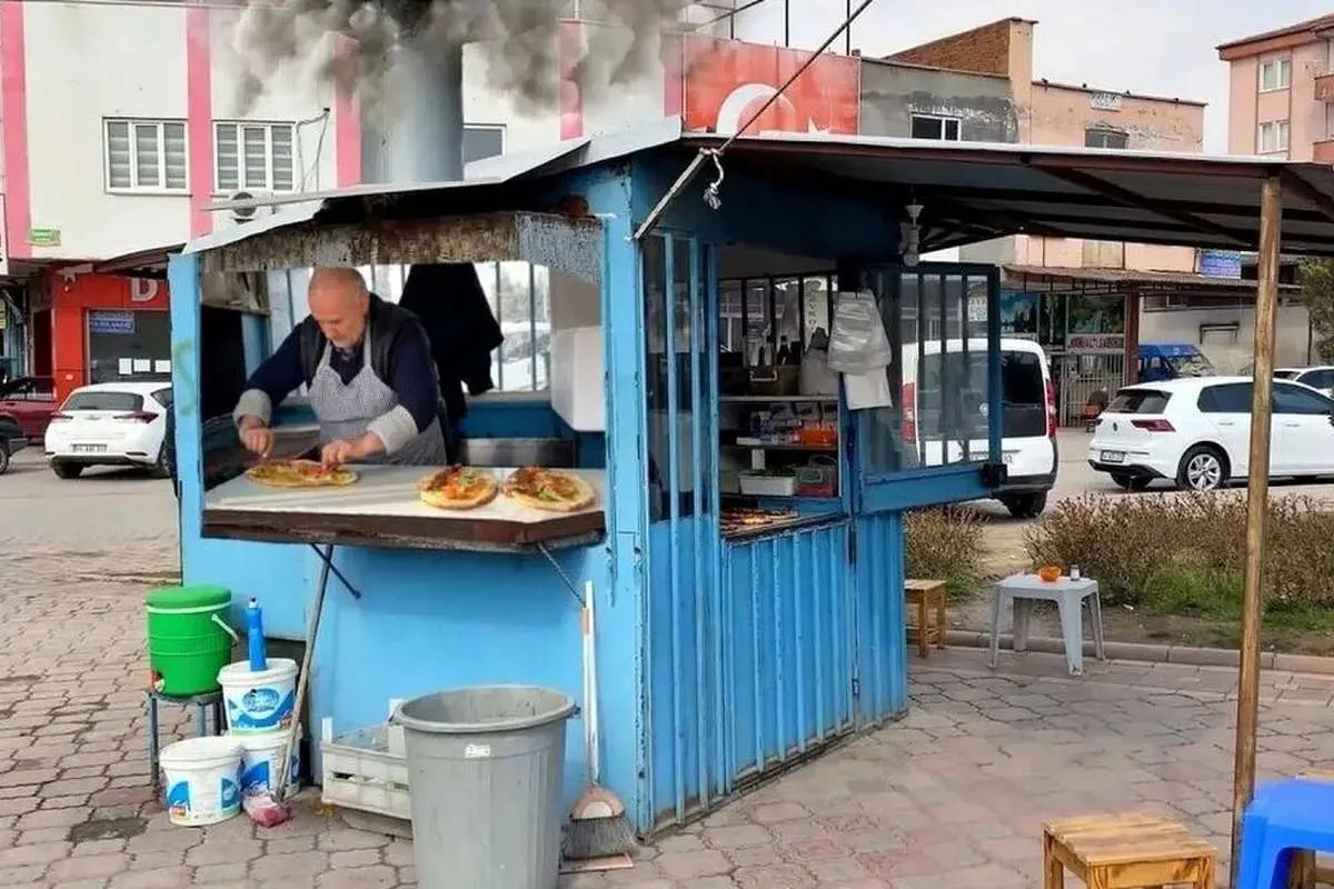 (ویدئو) این پیرمرد ترکیه‌ای ۴۰ سال است که در این کیوسک کباب می‌فروشد!
