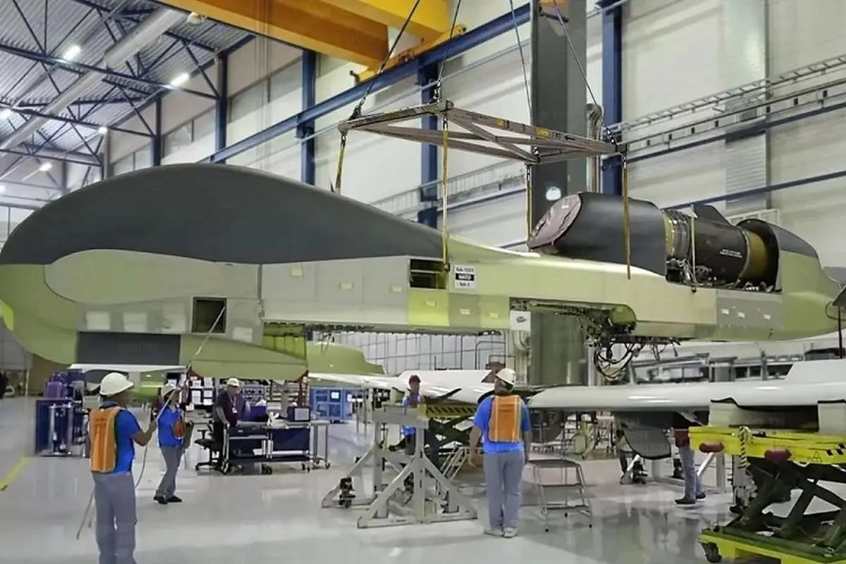 (ویدئو) عملیات ساخت RQ-۴ Global Hawk؛ ترسناکترین پهپاد آمریکا در کارخانه