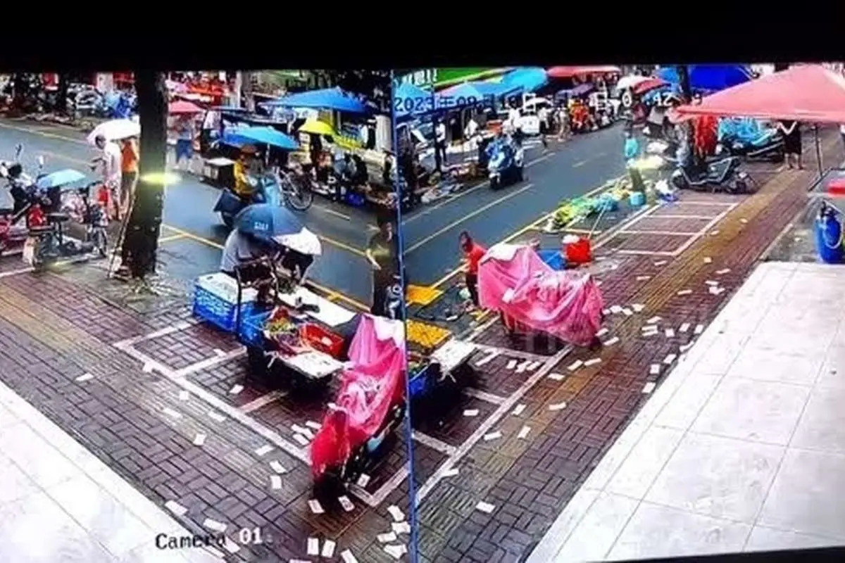 (ویدئو) مرد دلشکسته ۲۰۰۰ دلار پول را در خیابان به هوا پرتاب کرد