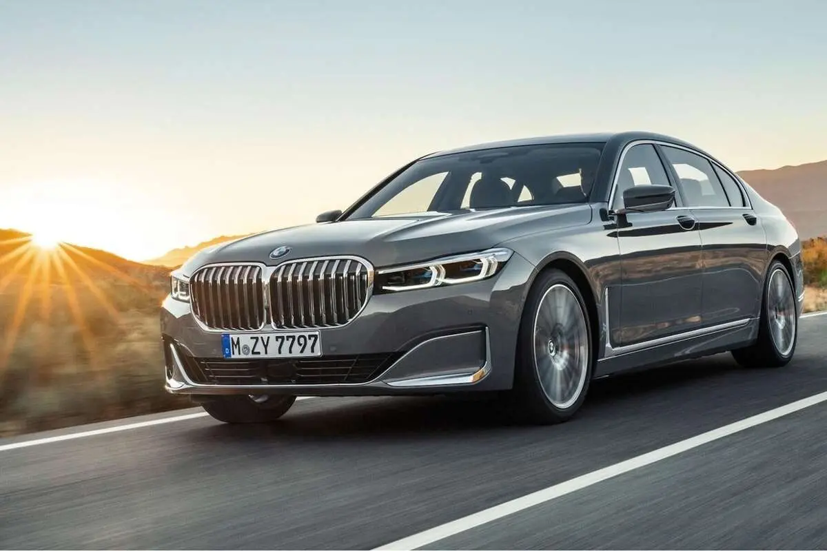 (ویدئو) برخورد وحشتناک BMW آخرین مدل با تیر برق