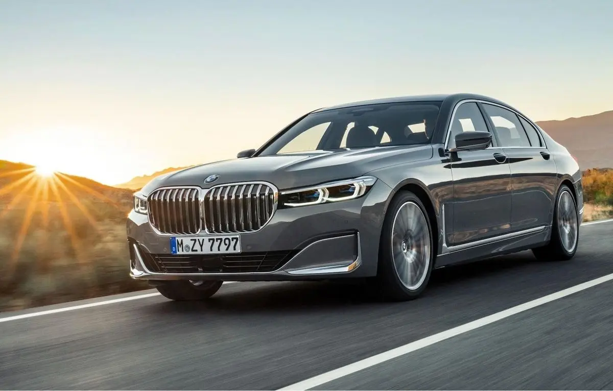 (ویدئو) برخورد وحشتناک BMW آخرین مدل با تیر برق