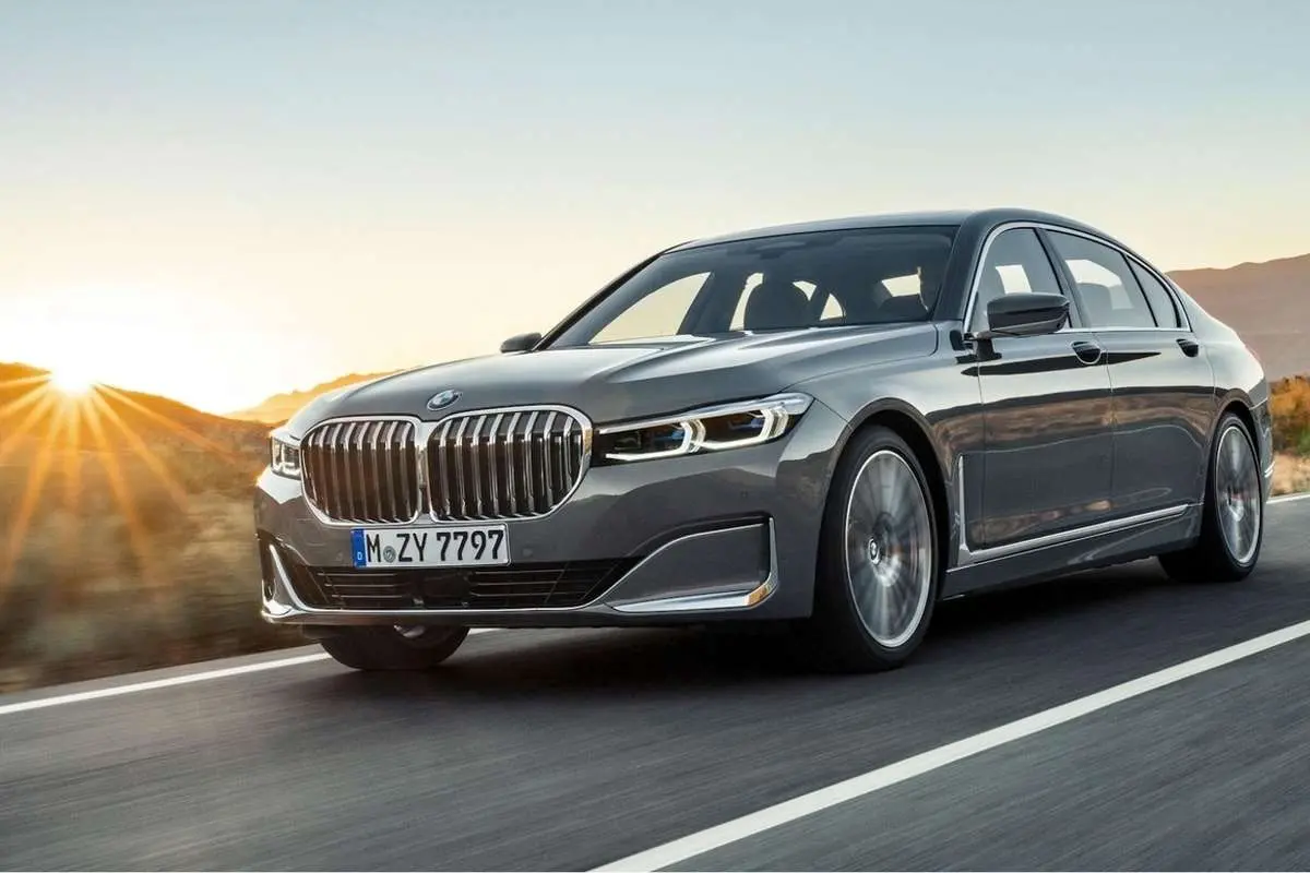 (ویدئو) برخورد وحشتناک BMW آخرین مدل با تیر برق