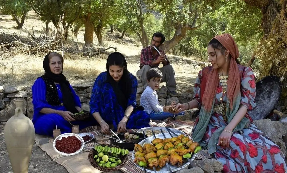 (ویدئو) تهیه جوجه کباب به همراه رب انار و گردو توسط یک خانواده کردستانی