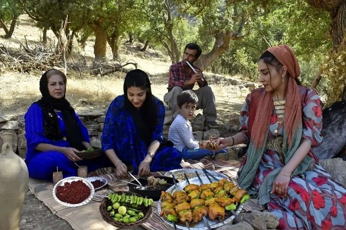 (ویدئو) تهیه جوجه کباب به همراه رب انار و گردو توسط یک خانواده کردستانی