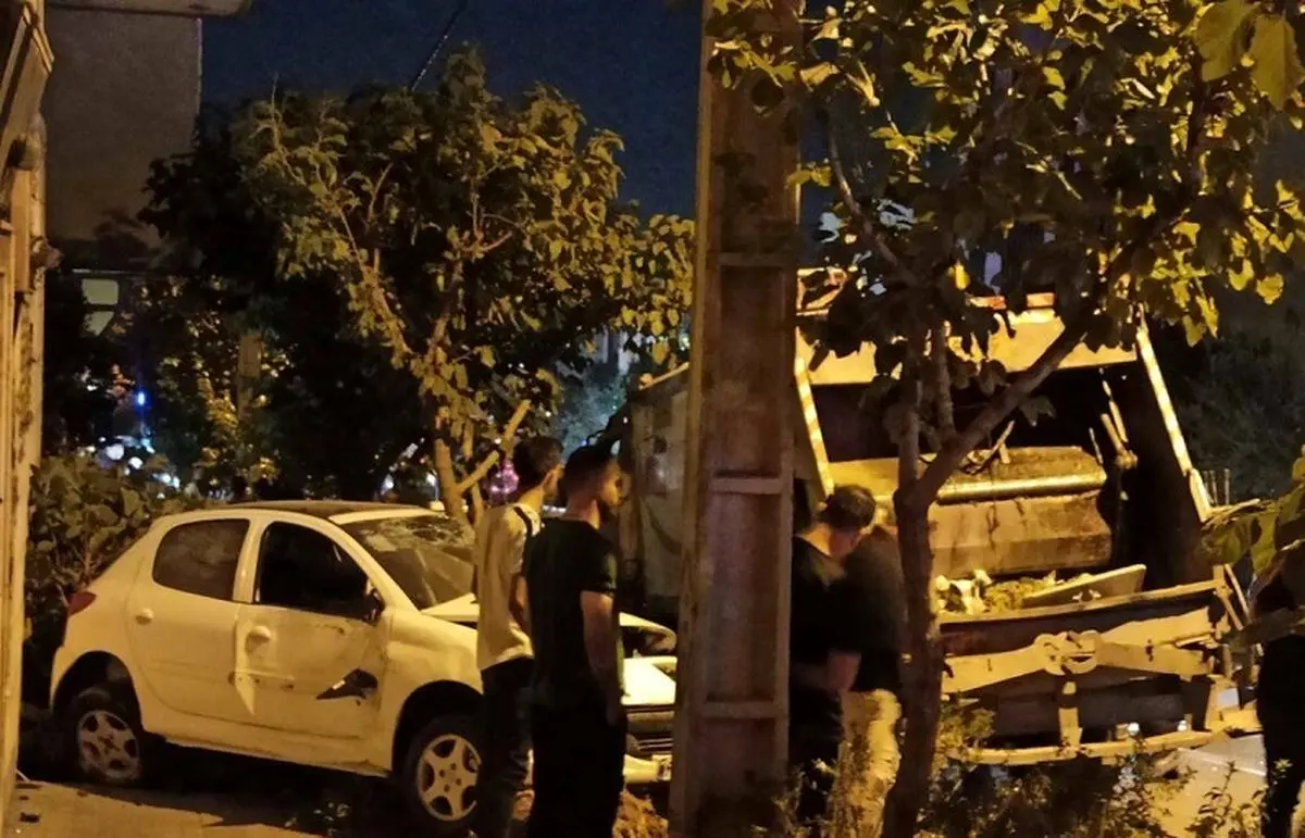 (عکس) برخورد ماشین حمل زباله با ۱۲ خودروی دیگر حادثه آفرید