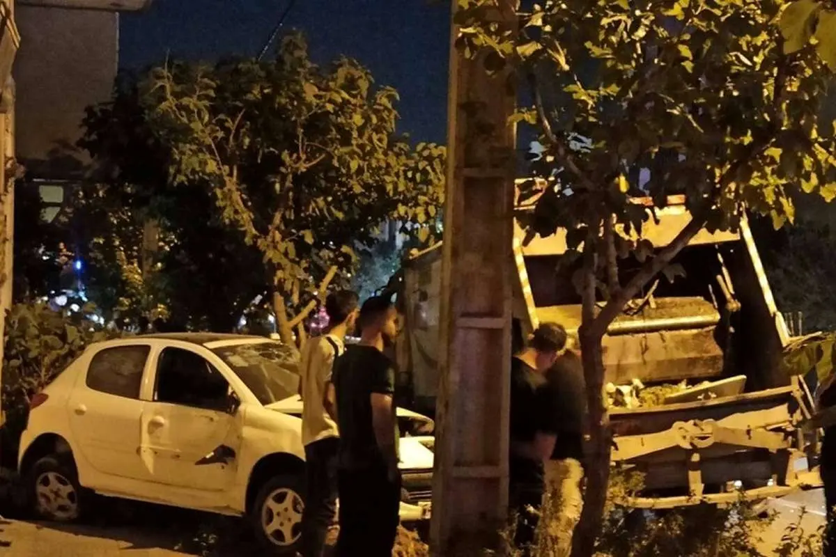 (عکس) برخورد ماشین حمل زباله با ۱۲ خودروی دیگر حادثه آفرید