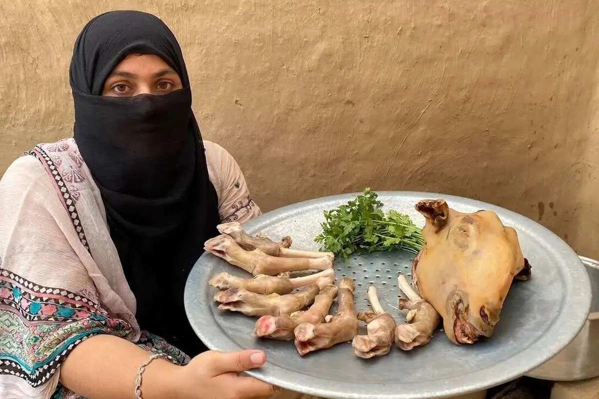 (ویدئو) پخت متفاوت و تماشایی کله پاچه بز به سبک این زن روستایی پاکستانی