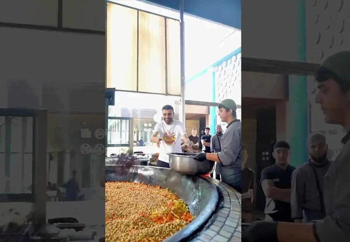 (ویدئو) پخت 3 تن پلو ازبکی توسط آشپز مشهور ترکیه‌ای و تقسیم آن میان مردم ازبکستان