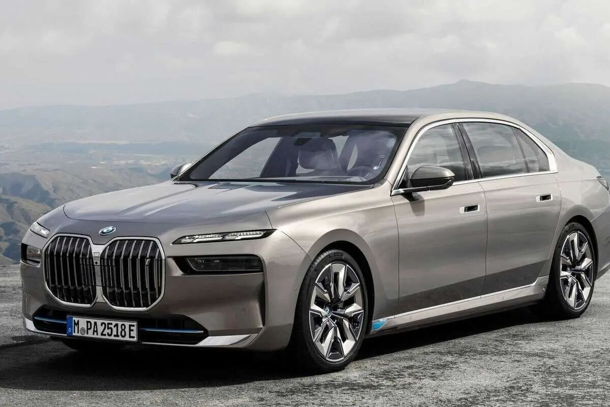 (ویدئو) معرفی نسل جدید خودرو BMW با طراحی و کانسپتی فوقالعاده