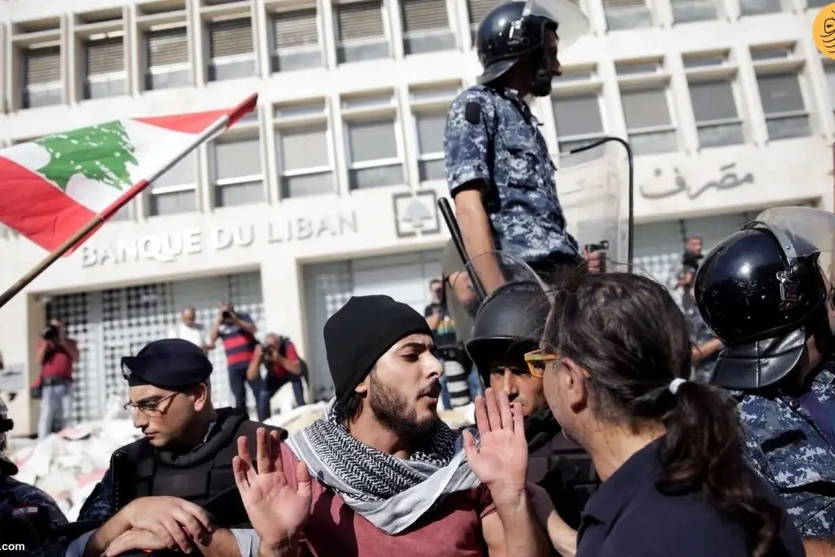 (ویدئو) تجمع سپرده گذاران لبنانی مقابل بانک مرکزی