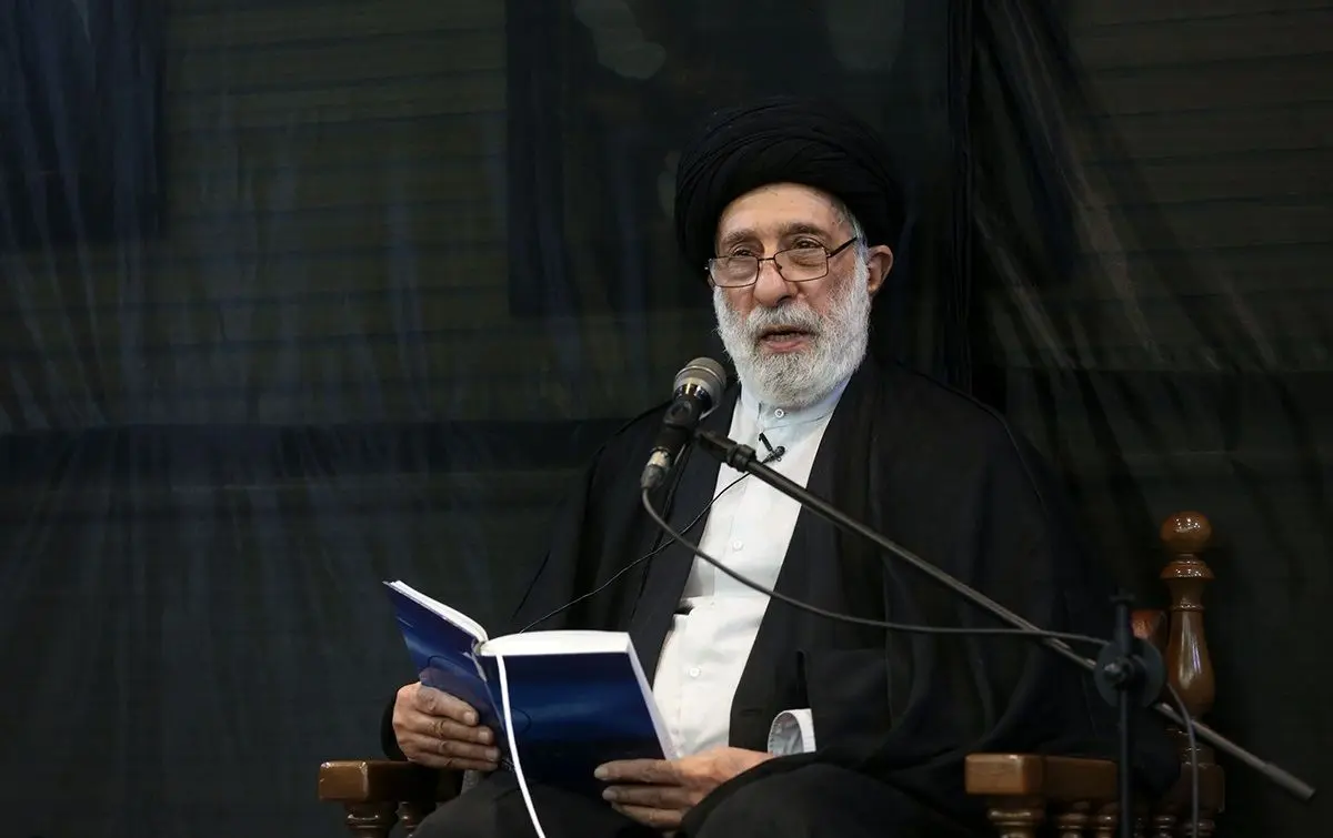 (عکس) برادر رهبر انقلاب پای سخنرانی این روحانی منتقد نشست
