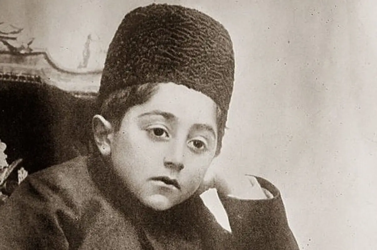 (عکس) این کودک آخرین شاه سلسله قاجار شد