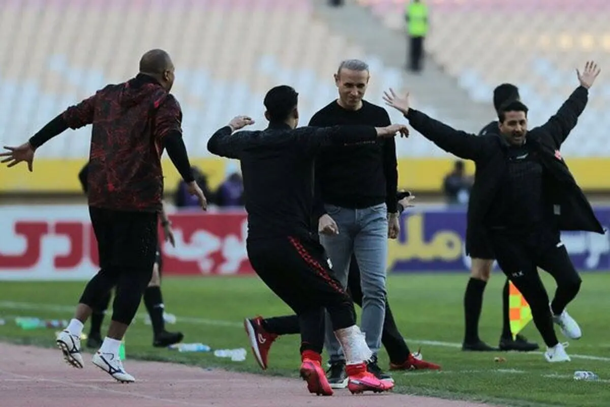 (عکس) پرچم بزرگ پرسپولیس در ورزشگاه آزادی یک ساعت قبل از بازی