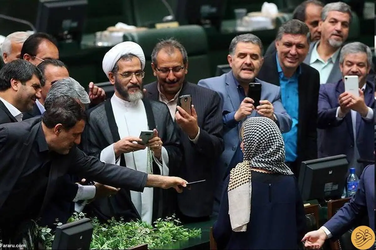 رونالدو نه، با موگرینی سلفی بگیرید!