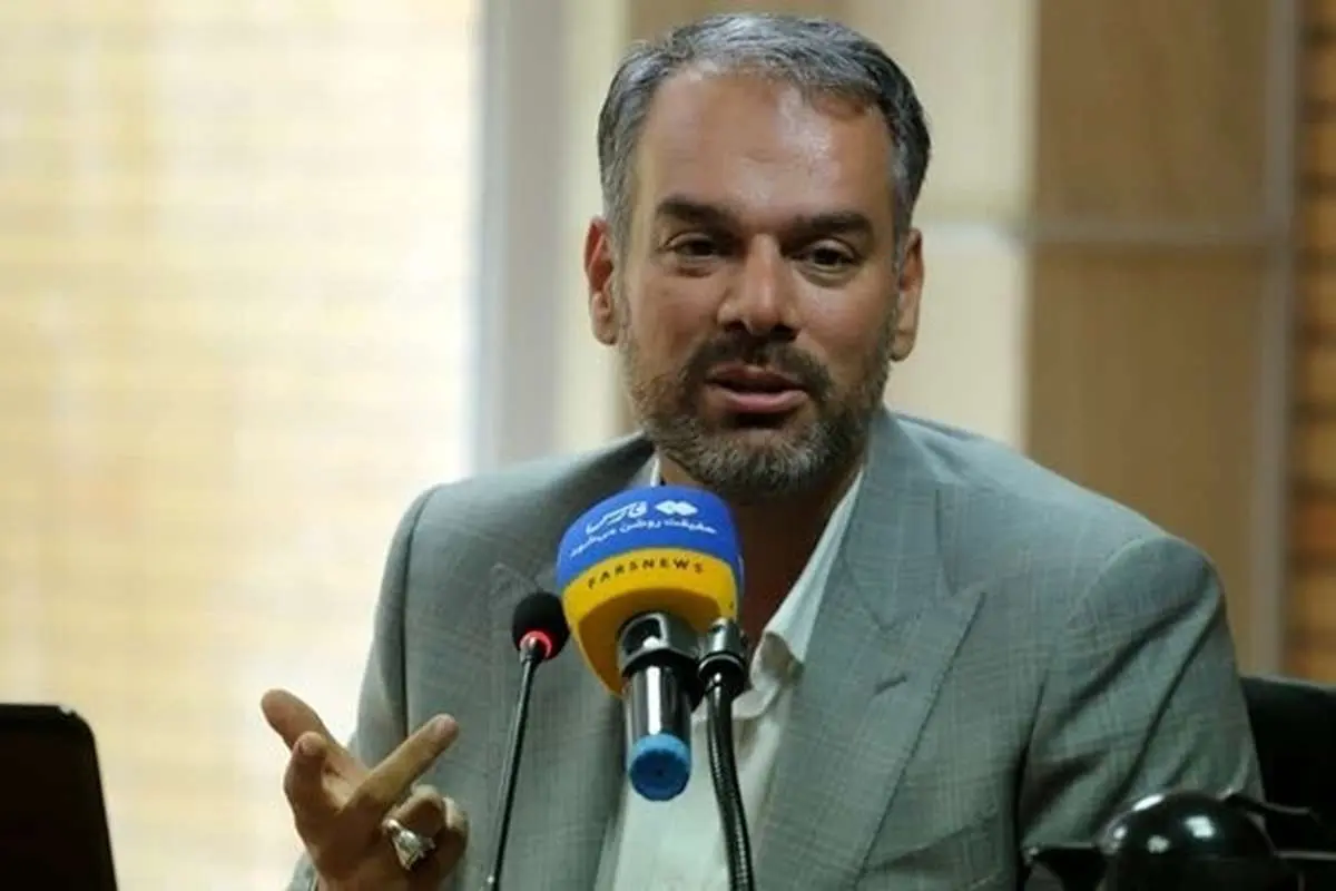 رشیدی کوچی:مجلس باید مقابل ممنوعیت واردات گوشی آیفون بایستد