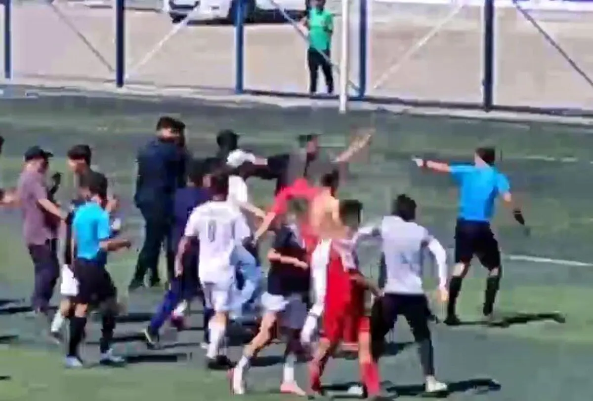 (ویدئو) ضرب و شتم شدید داور در لیگ دسته اول جوانان تهران