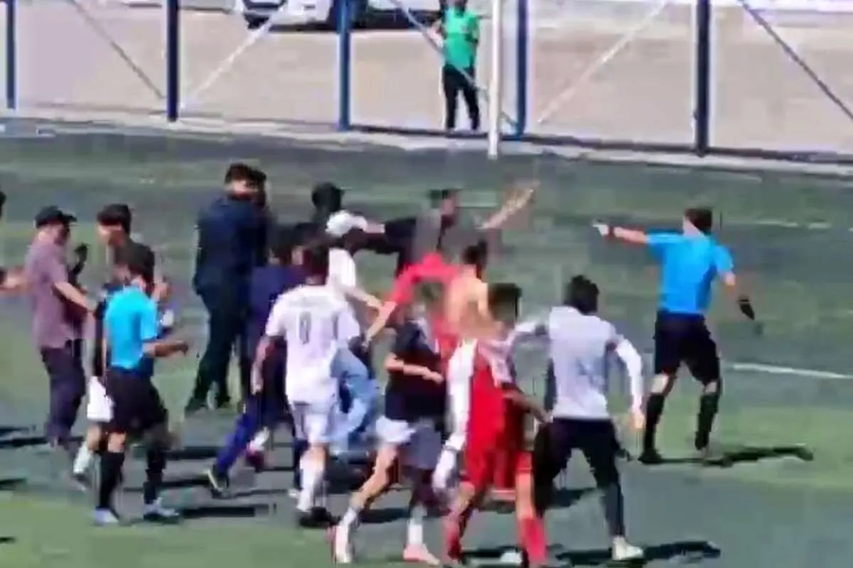 (ویدئو) ضرب و شتم شدید داور در لیگ دسته اول جوانان تهران