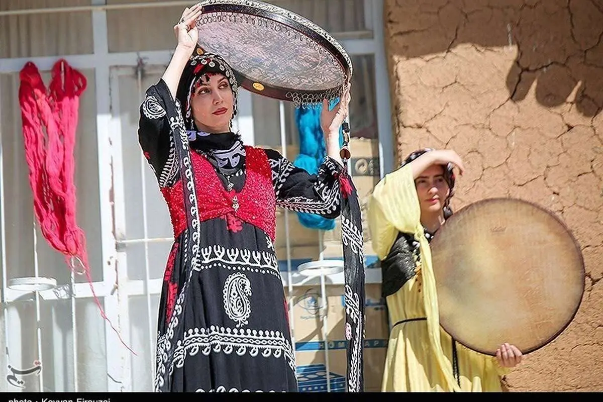 (تصاویر) اجتماع بزرگ دف نوازان در کردستان