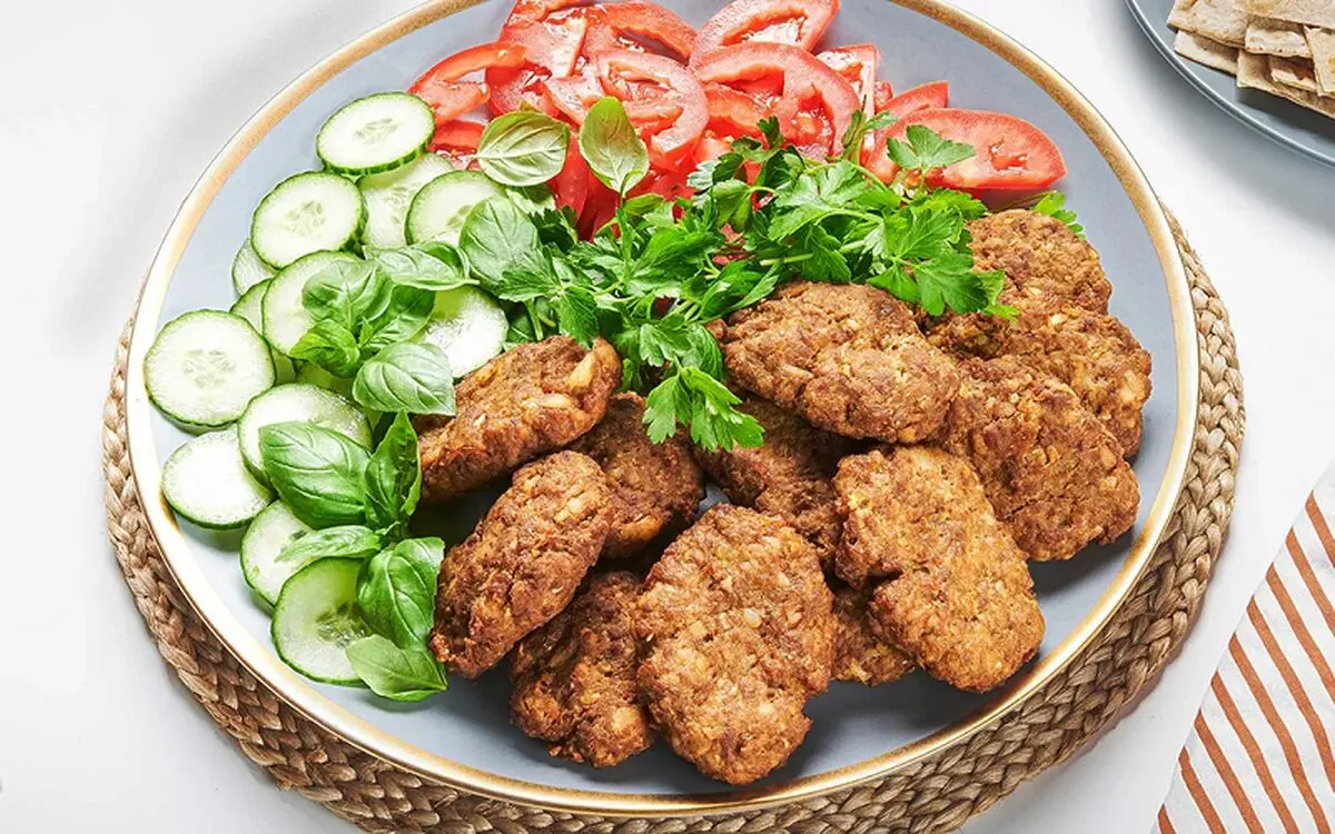 طرز تهیه کتلت گوشت با سیب زمینی خام مجلسی برای ۲ تا ۱۰ نفر