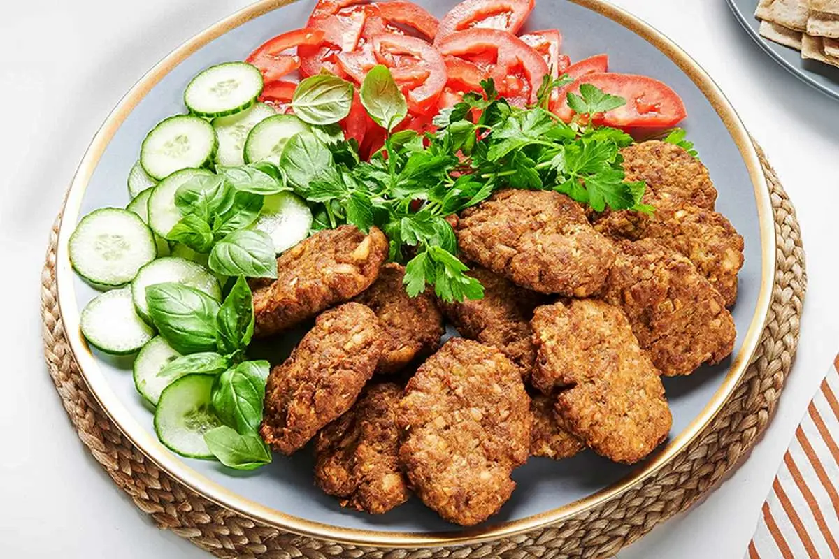 طرز تهیه کتلت گوشت با سیب زمینی خام مجلسی برای ۲ تا ۱۰ نفر