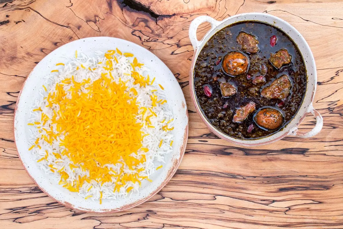 ۹ روش مهم برای غلیظ و لعابدار شدن خورشت قورمه سبزی