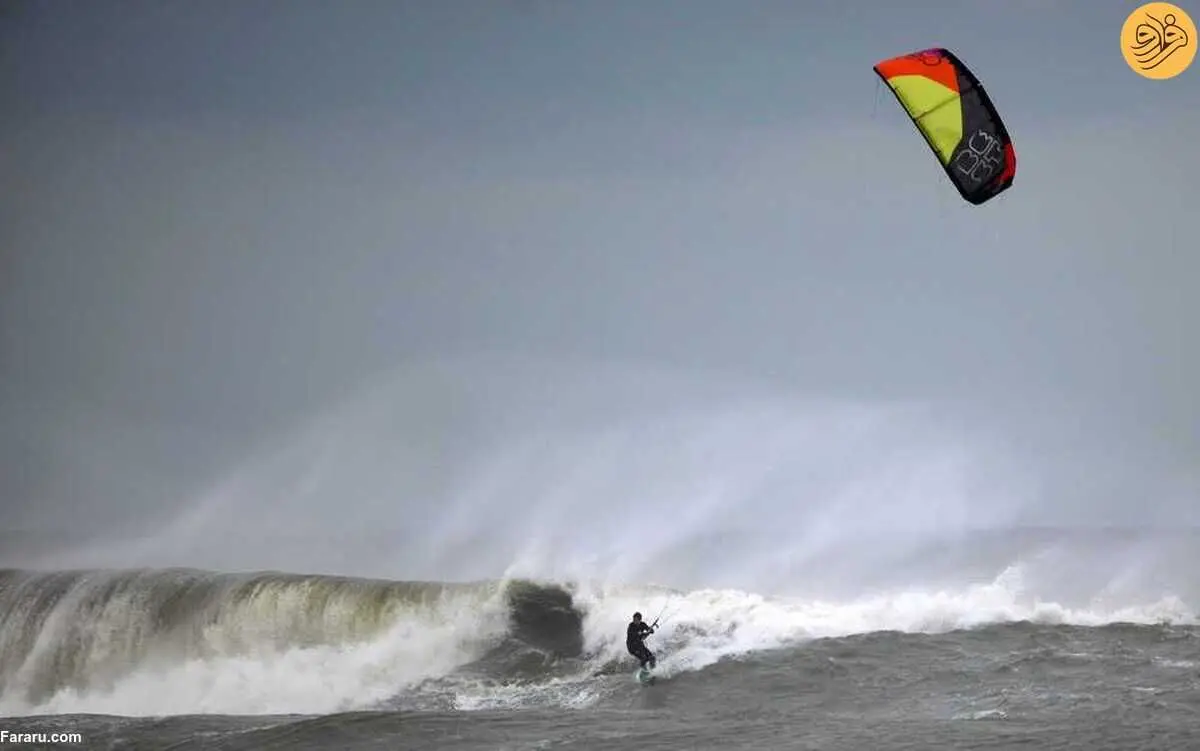 (ویدئو) موج‌سواری با چتر در هوای طوفانی