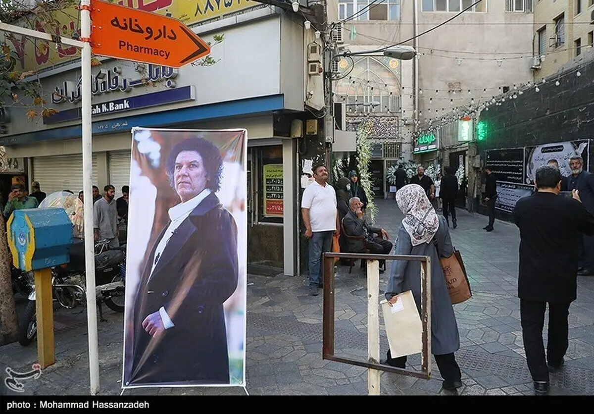 (عکس) جواد یساری در مراسم ترحیم بازیگر برنامه‌های طنز