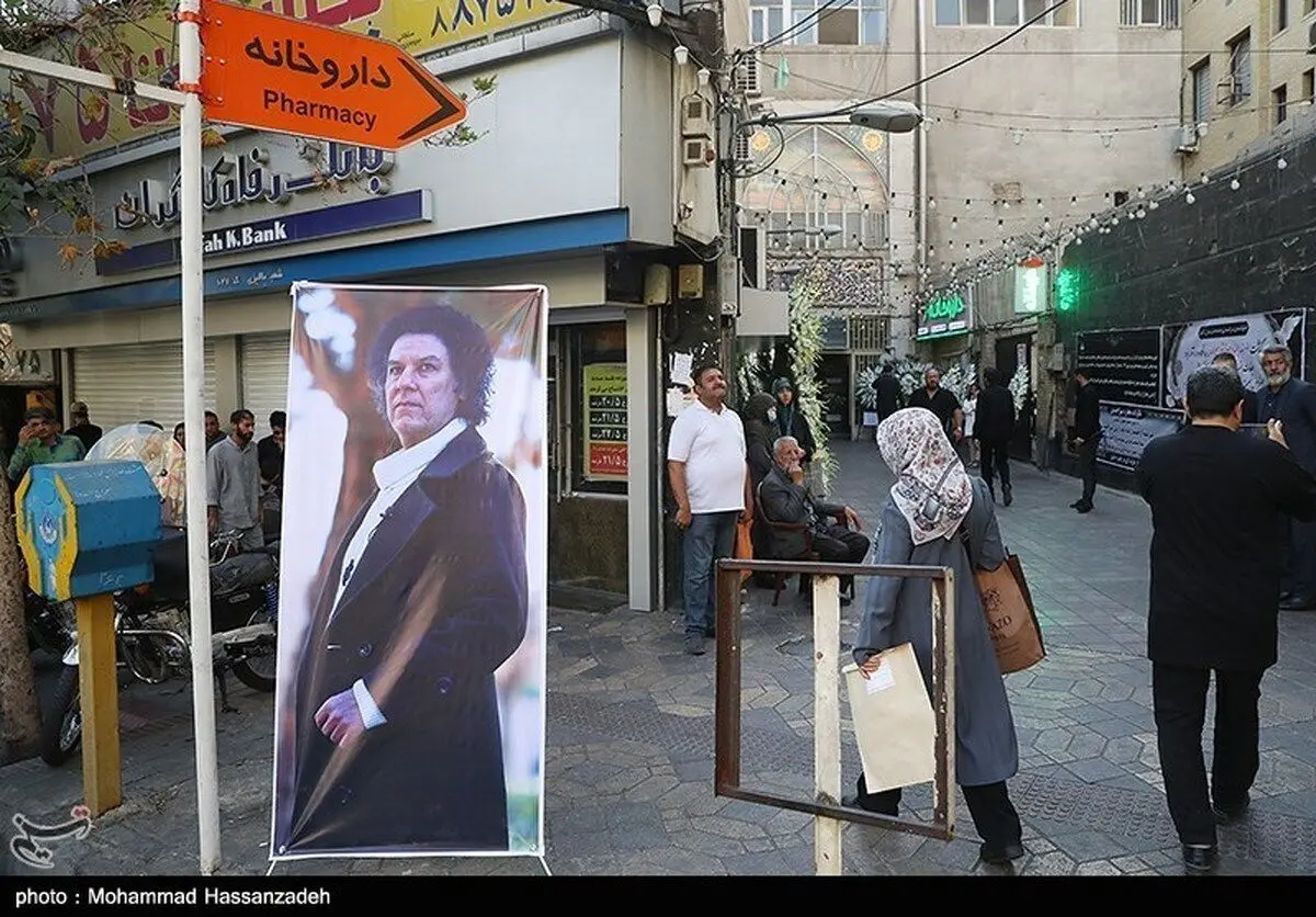 (عکس) جواد یساری در مراسم ترحیم بازیگر برنامه‌های طنز